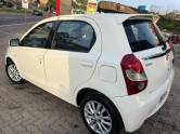 TOYOTA - ETIOS - 2013/2013 - Branca - R$ 38.900,00