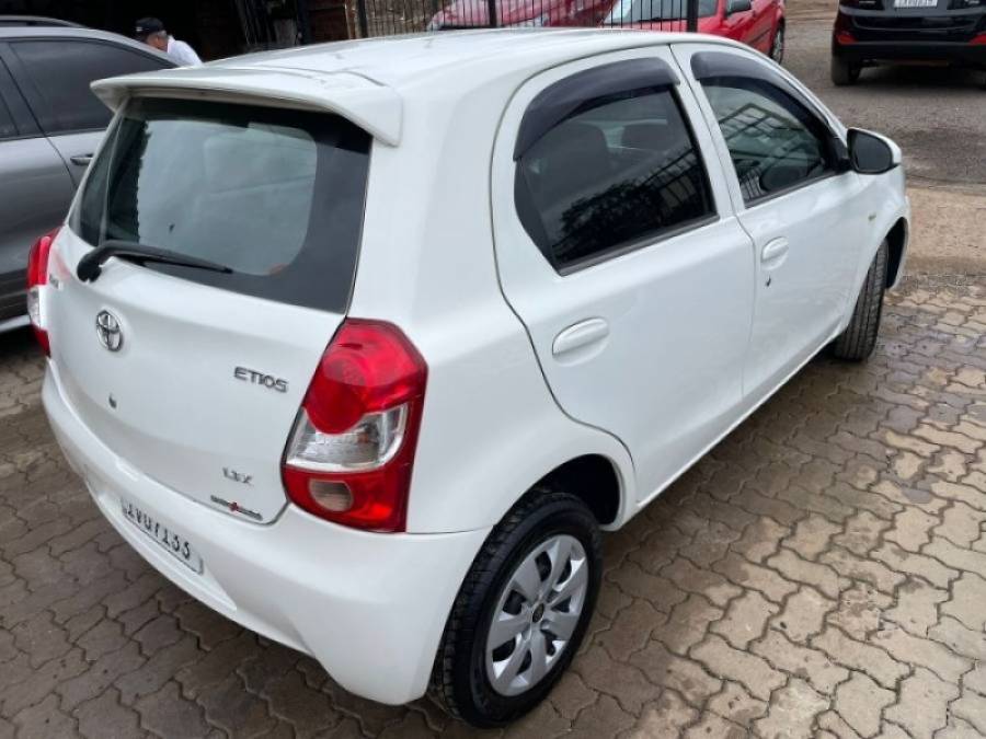 TOYOTA - ETIOS - 2014/2014 - Prata - R$ 40.900,00