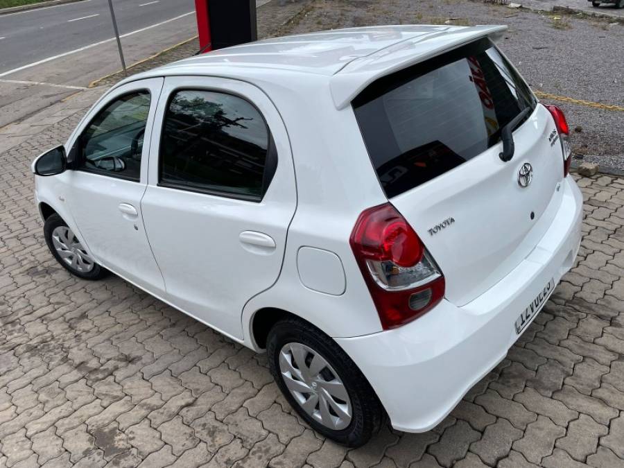 TOYOTA - ETIOS - 2020/2020 - Branca - R$ 56.900,00