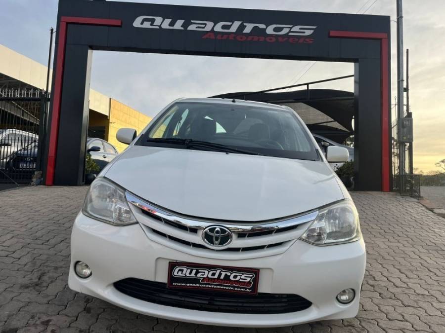 TOYOTA - ETIOS - 2013/2013 - Branca - R$ 38.900,00