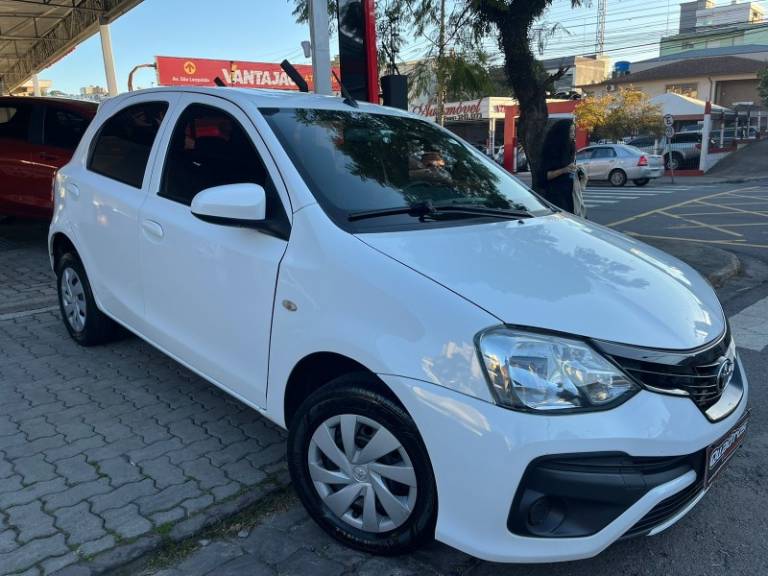 TOYOTA - ETIOS - 2018/2018 - Branca - R$ 53.900,00