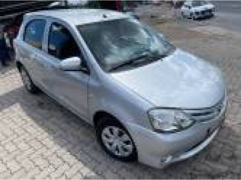 TOYOTA - ETIOS - 2014/2014 - Prata - R$ 41.900,00