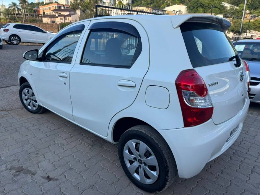 TOYOTA - ETIOS - 2014/2014 - Branca - R$ 40.900,00