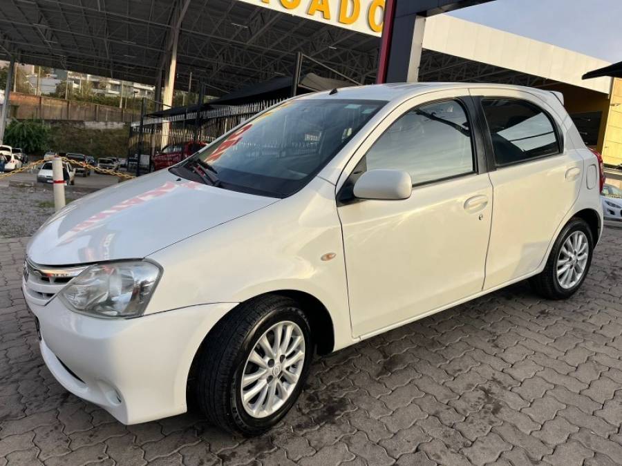 TOYOTA - ETIOS - 2013/2013 - Branca - R$ 38.900,00